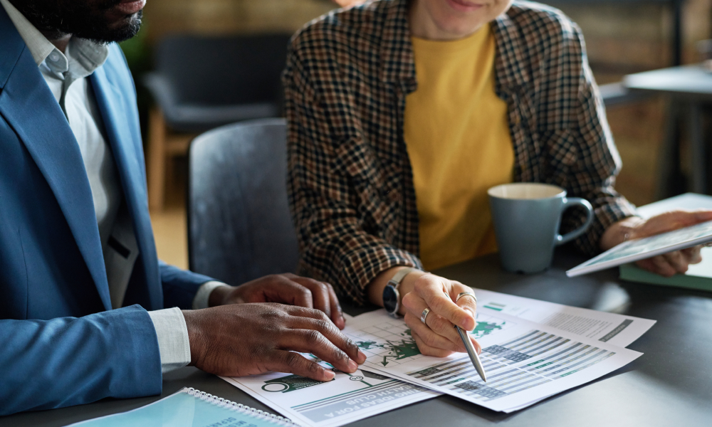 two persons works together in financial review Fiduciaire genève Fiduciaire geneve Cabinet comptable Comptable fiduciaire Fiduciaire suisse Fiscaliste Genève Comptable genève Impots genève Geneve impots Entreprise comptabilité Créer une société anonyme Créer entreprise en suisse